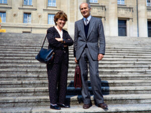 Marlène Belilos et Jean Lob devant le Tribunal fédéral à Lausanne le 27.4.1988.