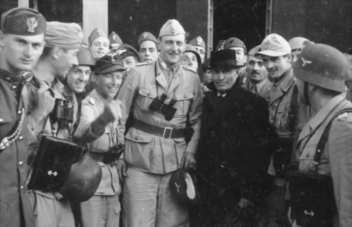 Benito Mussolini vor dem Hotel Campo Imperatore mit Otto Skorzeny (helle Uniform, Fernglas) und Major Harald Mors (dunkle Mütze).