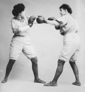 In the United States, too, women’s boxing started out as a spectacle for entertainment. Like the Gordon sisters, the Bennett sisters fought for the amusement of the audience, as part of circus performances.