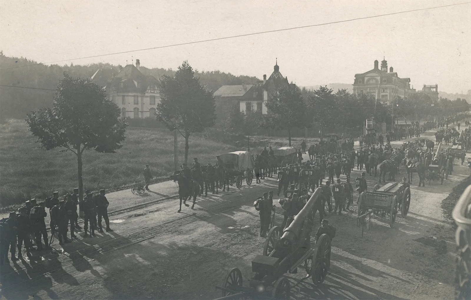 Berittene Artillerie und Materialzug im Freiburger Stadtteil Pérolles. Vorbereitungen der Parade anlässlich der Mobilisierung im August 1914.