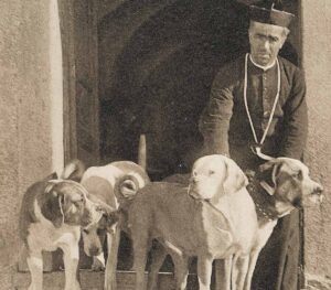 Prêtre avec quatre chiens du Saint-Bernard, carte postale, vers 1900.