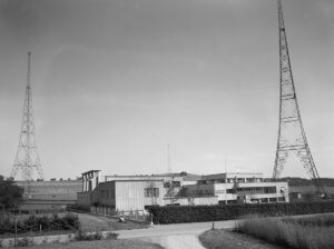 Les tours et le bâtiment de l’émetteur national de Beromünster en 1949. L’installation génère de puissants champs électromagnétiques.