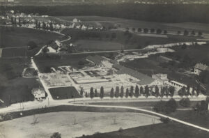 Blick auf Christens Zementwarenfabrik in Muttenz, 1920er-Jahre.