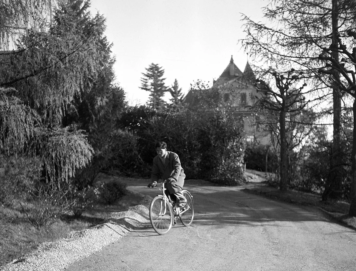 Bhumibol auf dem Velo vor der Villa Vadhana in Pully, wo die Familie wohnte.