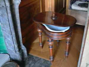 Solid mahogany bidet from the second half of the 19th century.