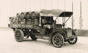 Beer was gradually transported using motor vehicles instead of horses. Photo dated 1913.