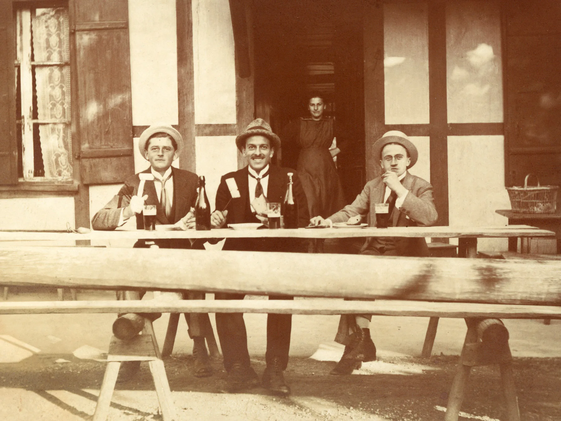 Aus dem Fotoalbum einer Bieler Familie: Drei Männer trinken Bier, um 1900.