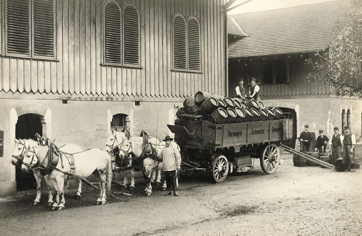 Bier aus Winterthur wird für den Transport nach Zürich verladen. Foto von 1887.