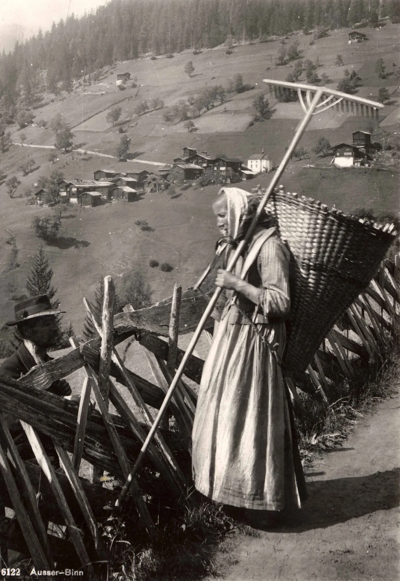 Eine Bäuerin mit Rechen. Postkarte, um 1910.