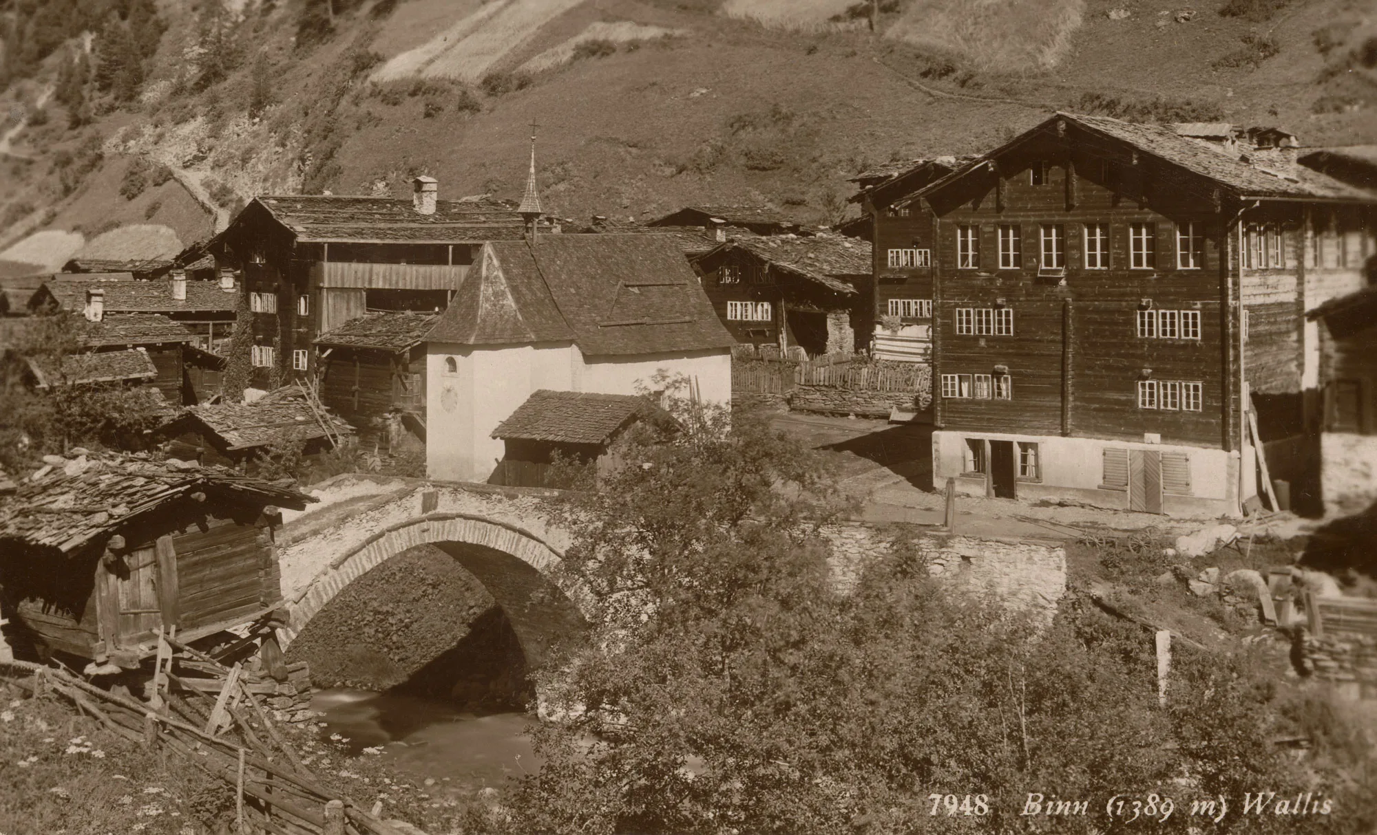 Die Steinbogenbrücke stammt von 1564 und ist Teil des alten Passweges über den Albrun. Postkarte, um 1920.