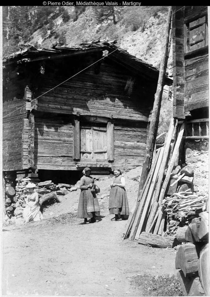 Zwei Frauen in Binn, um 1900-1910.