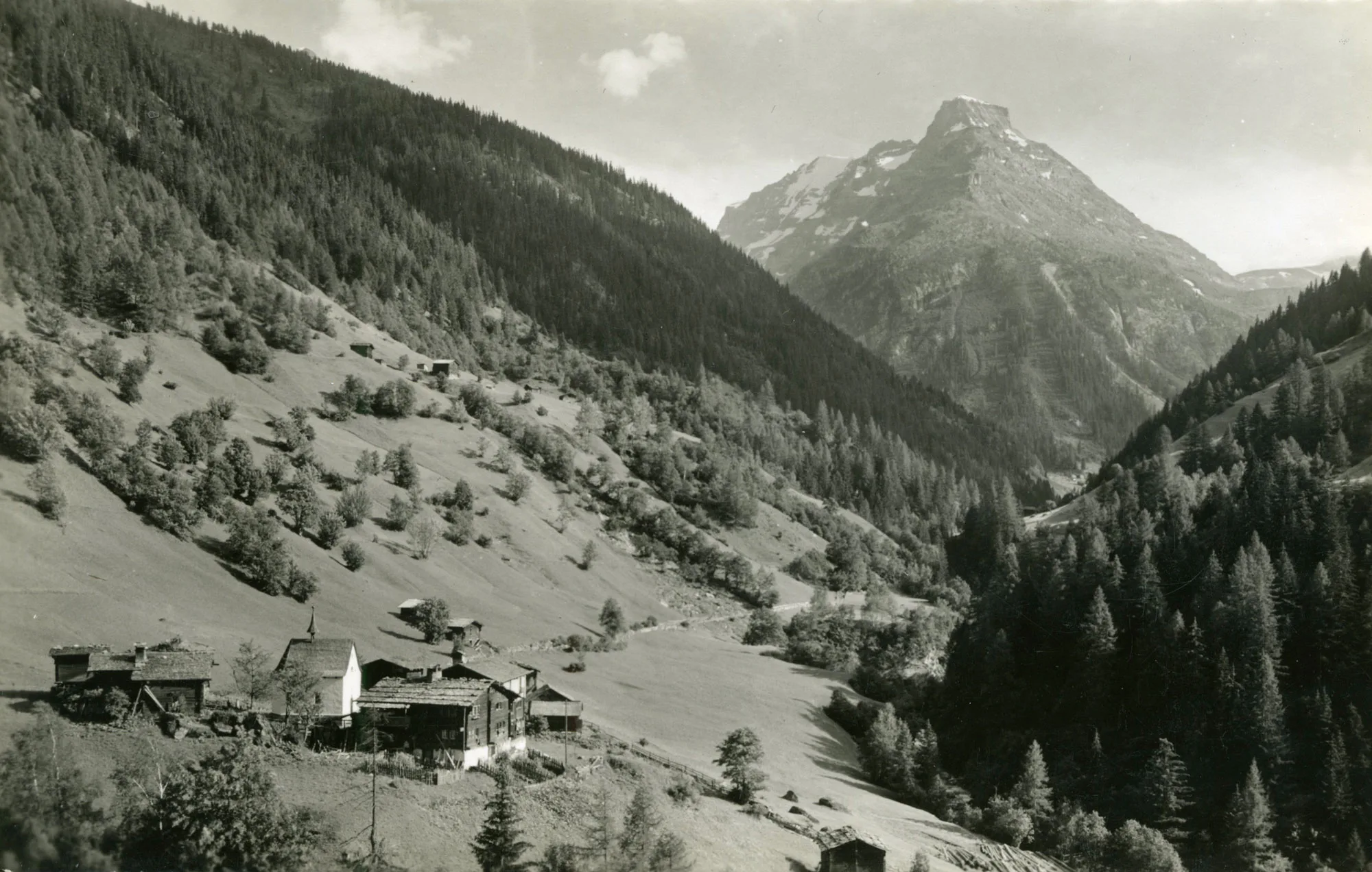 Blick auf den Weiler Ze Binne, der zur Gemeinde Binn gehört. Postkarte, um 1960.