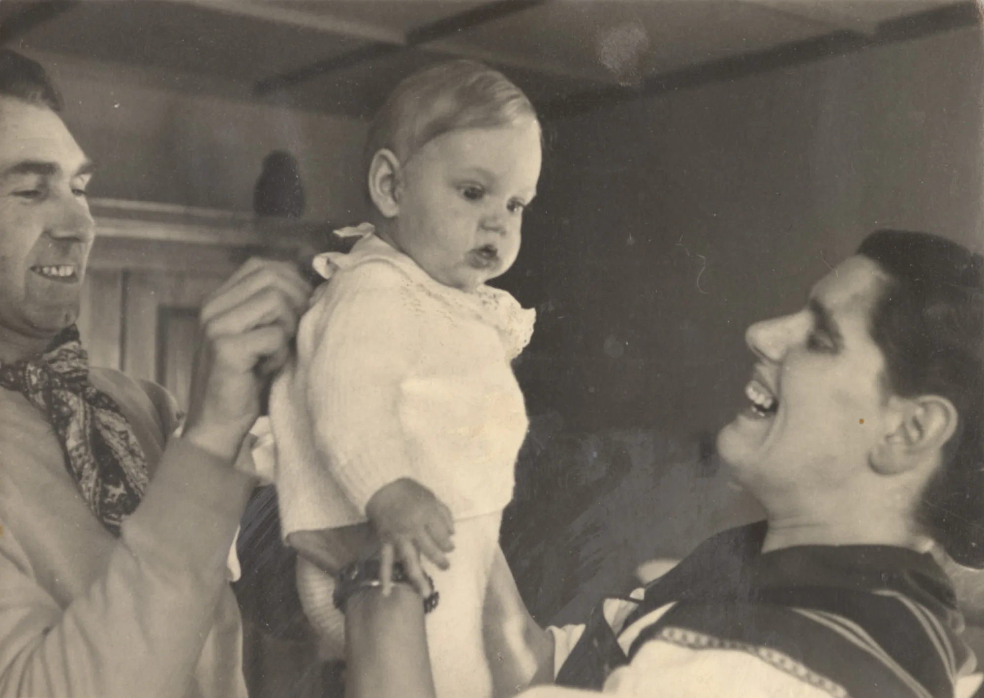 Helene Bossert mit ihrem Ehemann Ulrich Fausch und ihrem Sohn Johann Ulrich (Hansueli), 1945/46.