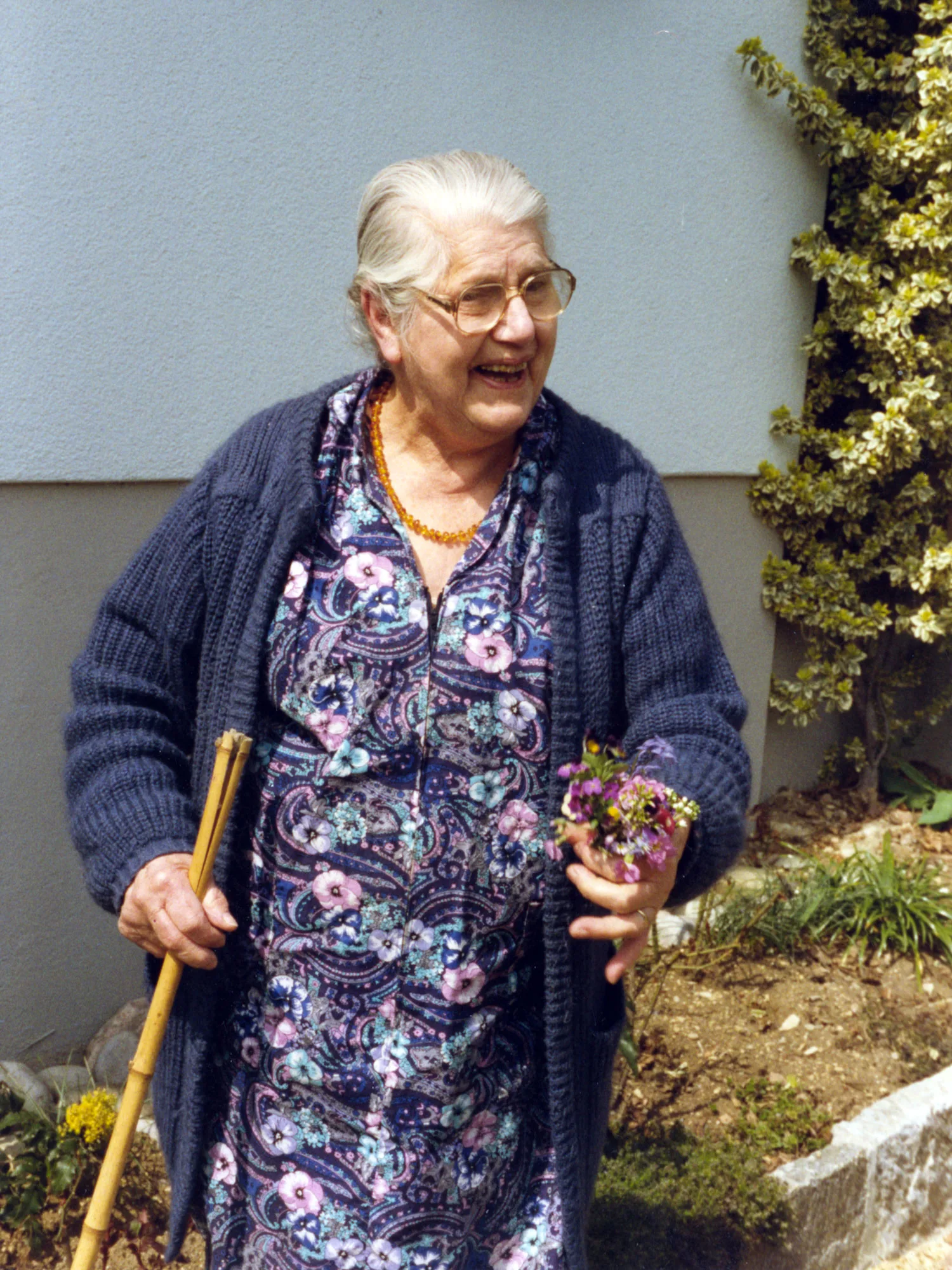 Helene Bossert im Garten ihres Hauses am Bützenenweg in Sissach, wo sie fast ein halbes Jahrhundert lang lebte. Ihren Lebensabend verbrachte sie im Alters- und Pflegeheim «Jakobushaus» in Thürnen.