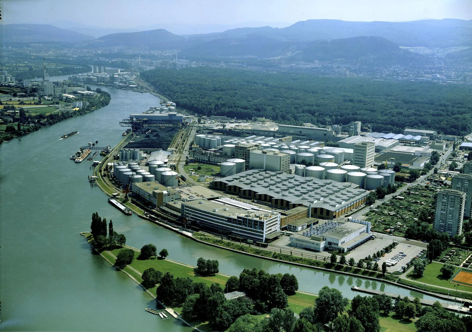 Le port de Birsfelden et, à l’arrière-plan, le port fluvial d’Au à Muttenz, 1986