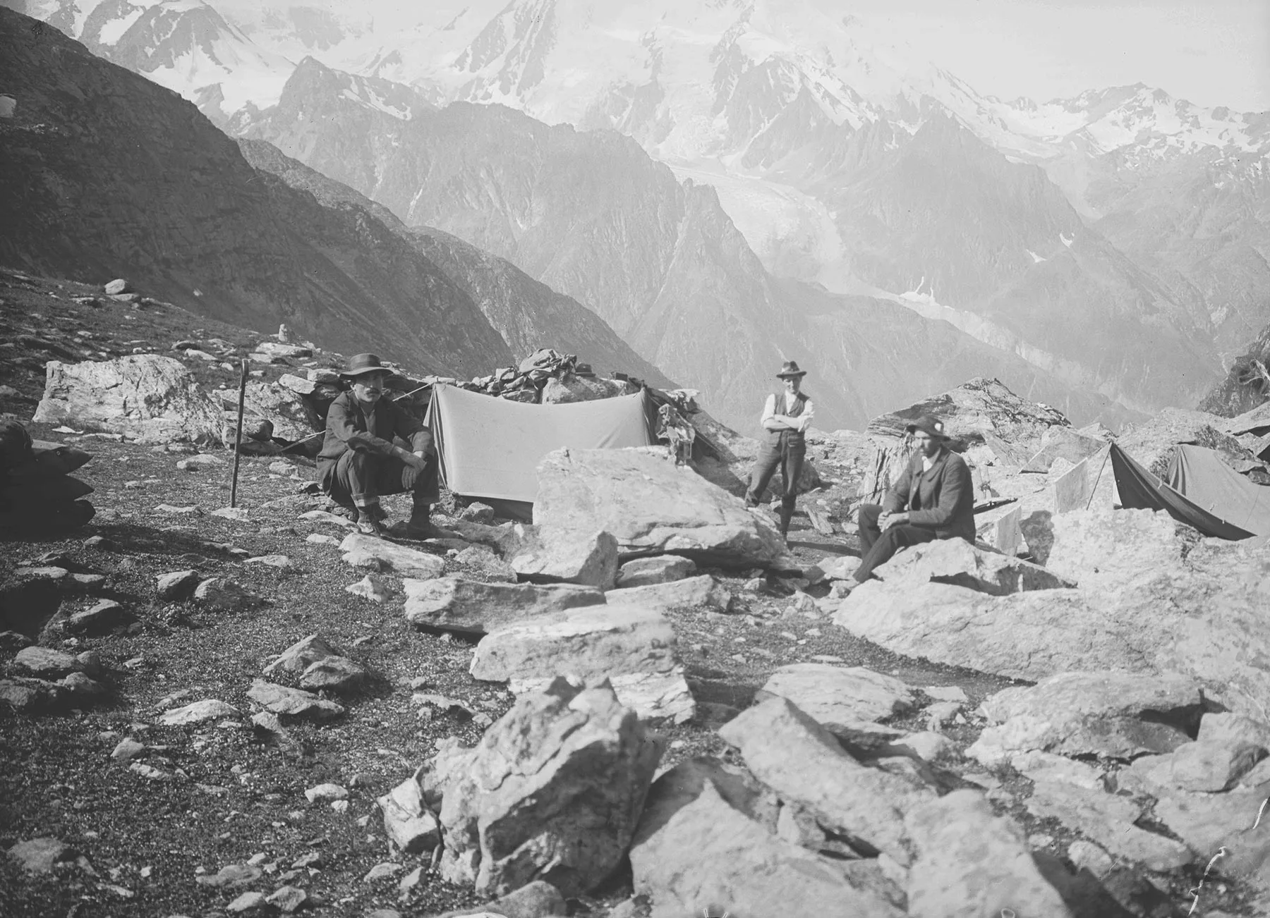 Ein Ingenieur und seine Gehilfen biwakieren in den Walliser Alpen, 1915.