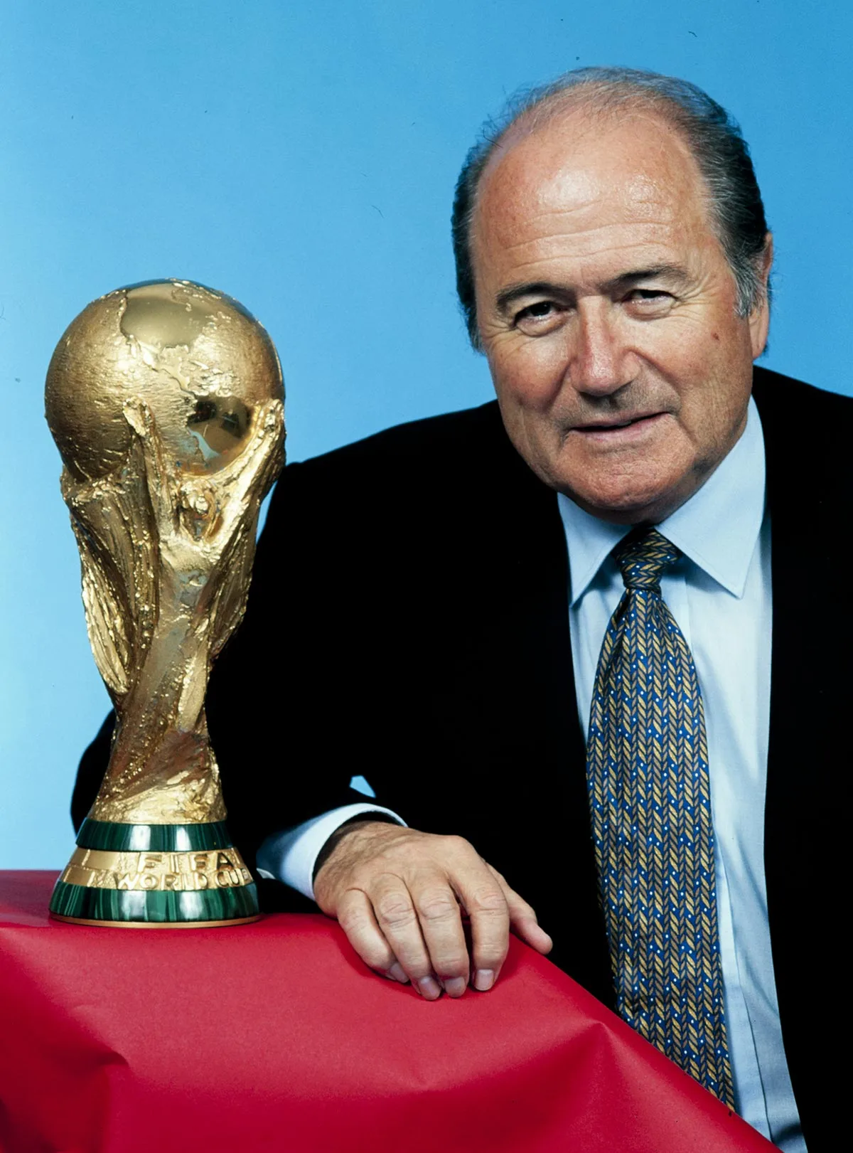 Sepp Blatter mit dem WM-Pokal, 1998.