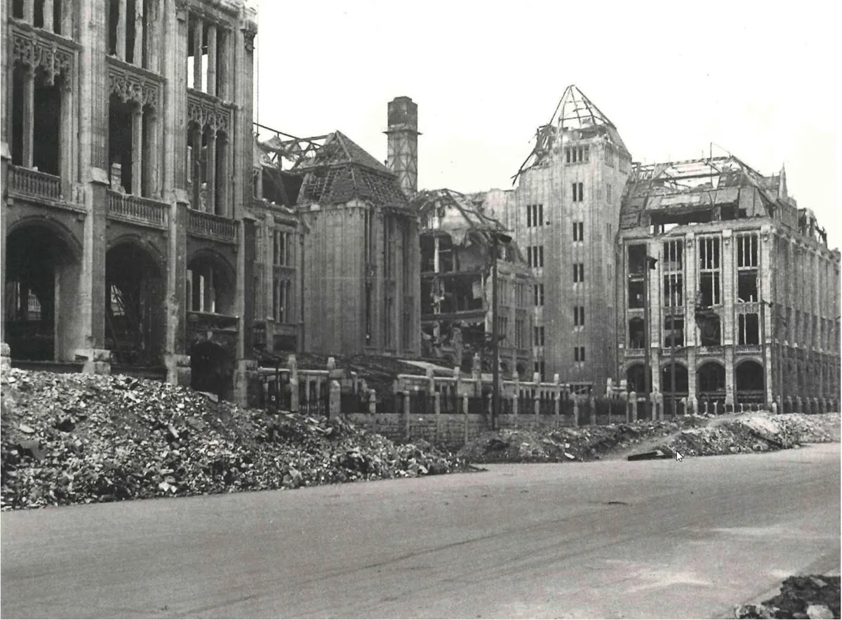 Blick auf die Kriegszerstörungen an der Rückseite des Wertheim-Kaufhaus, um 1945.