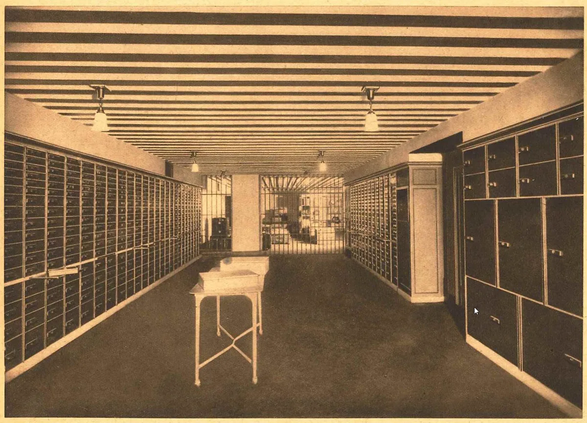 Blick in den Tresorraum der Wertheim Bank an der Leipziger Strasse, 1902/1920.