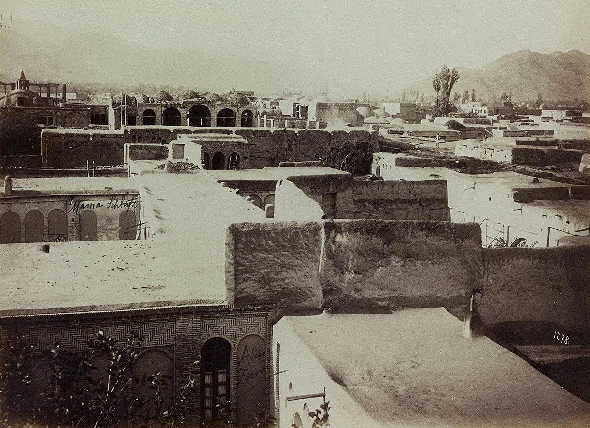 Blick auf das Wohnhaus von Emil Alpiger in Sultanabad, aufgenommen in den 1890er-Jahren.