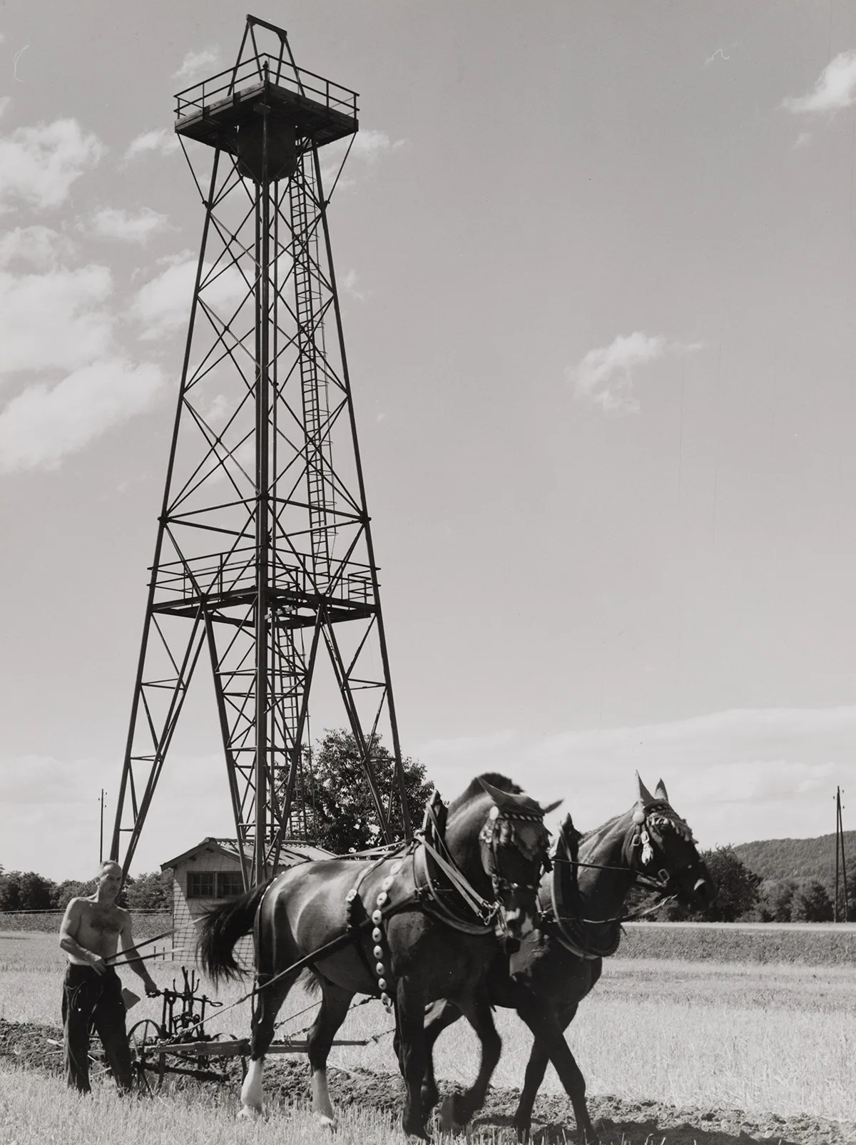 Bohrturm der Saline in Schweizerhalle. Fotografie von Edith Bader-Rausser, vor 1959.