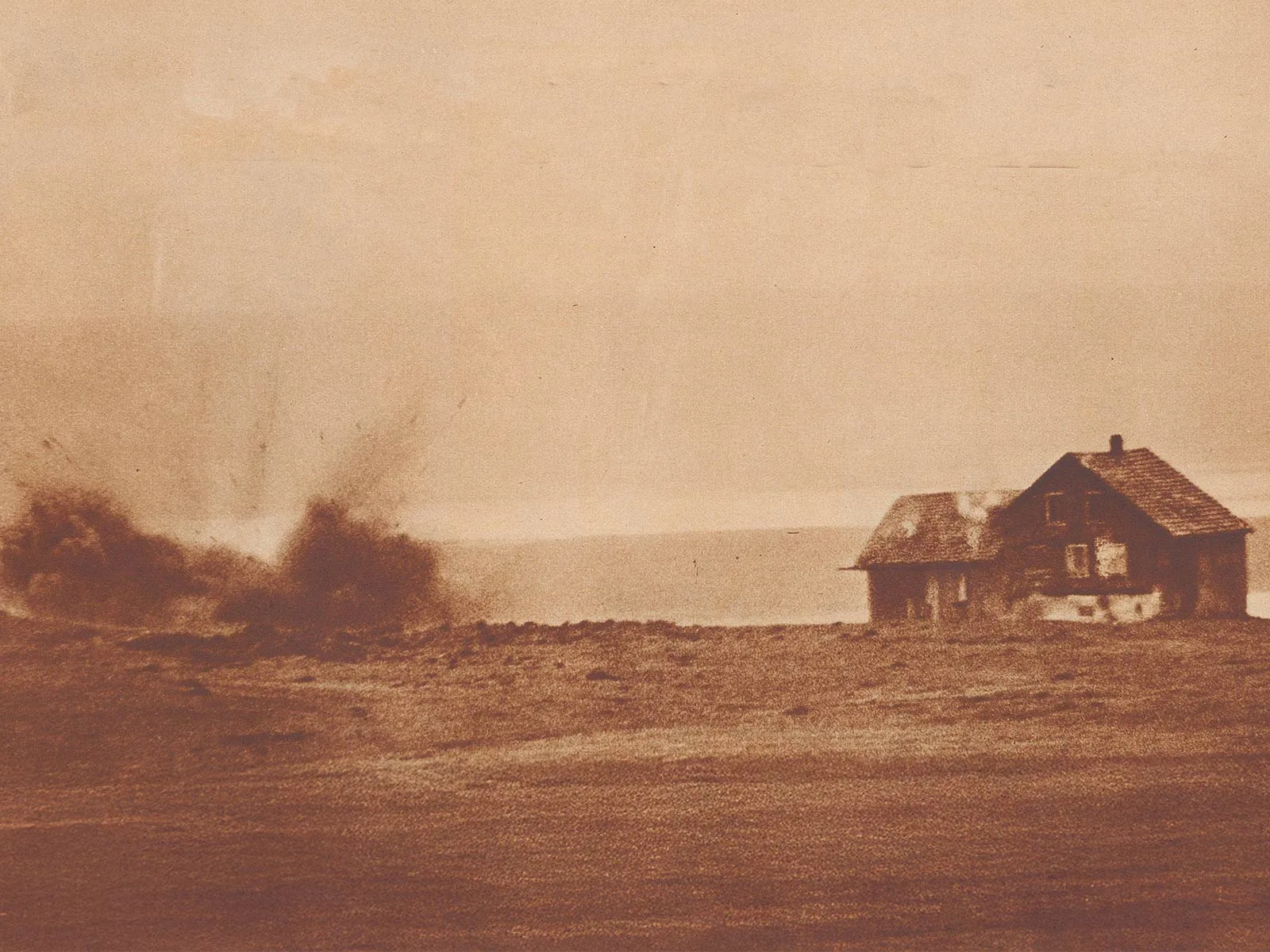 Für einen Stausee wurde die Sihlebene bei Einsiedeln in den 1930er-Jahren geräumt. Bevor das Wasser kam, führte das Schweizer Militär Tests mit Fliegerbomben durch. Bild aus einer Reportage der Zürcher Illustrierten.