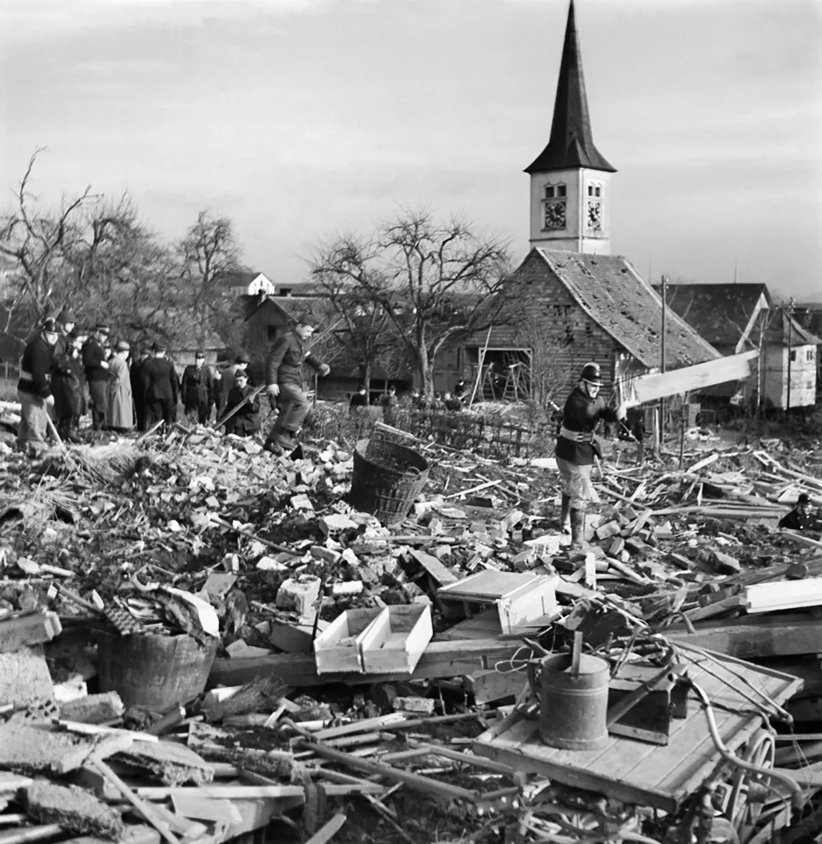 Rafz nach einem versehentlichen Bombenangriff der Alliierten im Februar 1945.