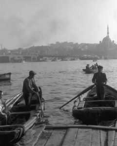 Die Galata-Brücke in Istanbul, fotografiert von Iris von Roten, 1960.