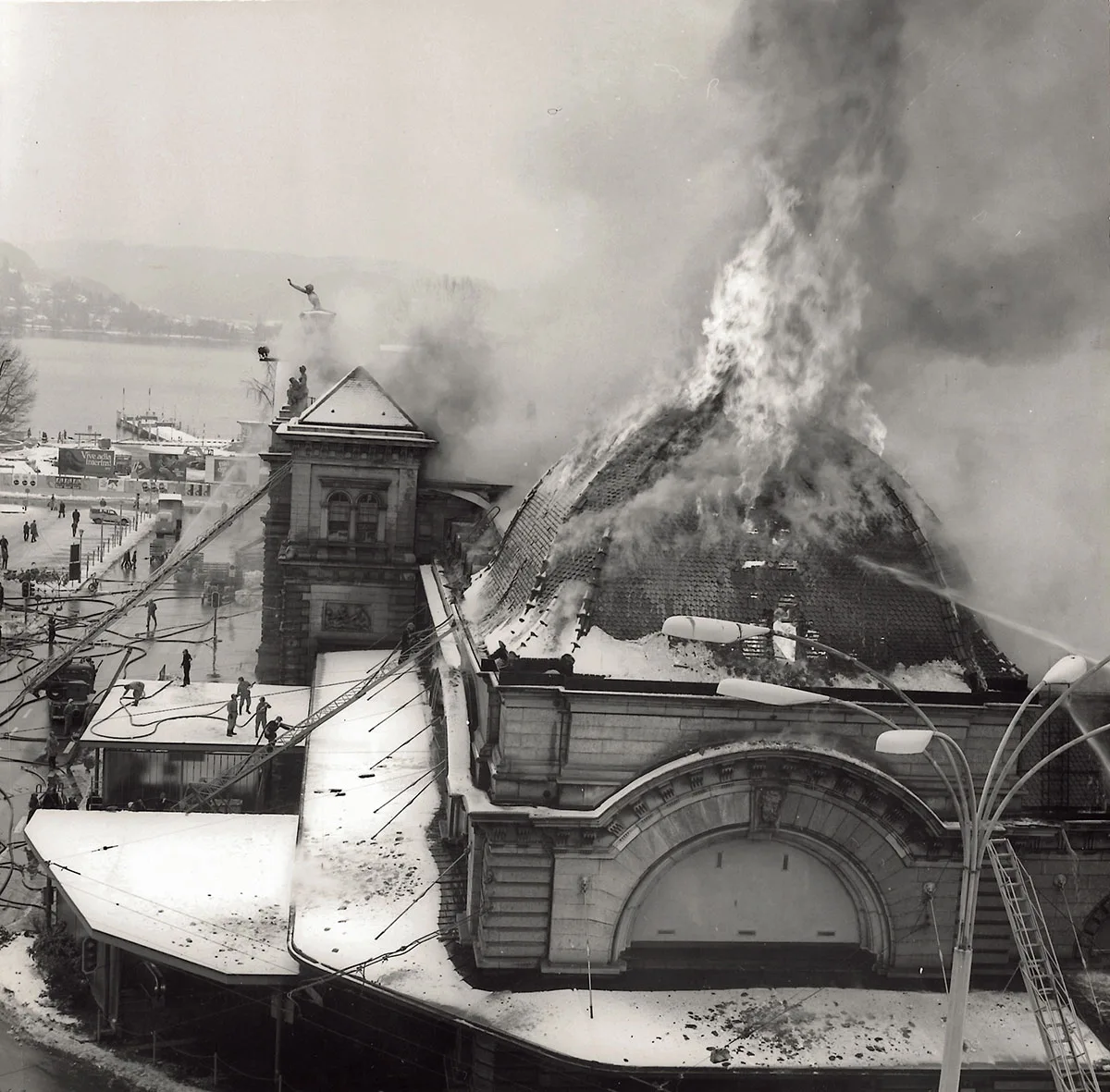 Le terrible incendie fut combattu de l’extérieur pour ne pas mettre de vies en danger.