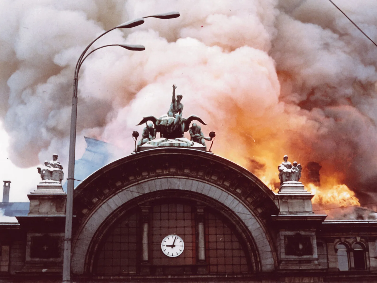 Kulminationspunkt des Brandes im Bahnhof Luzern: die Hauptkuppel stürzt ein.