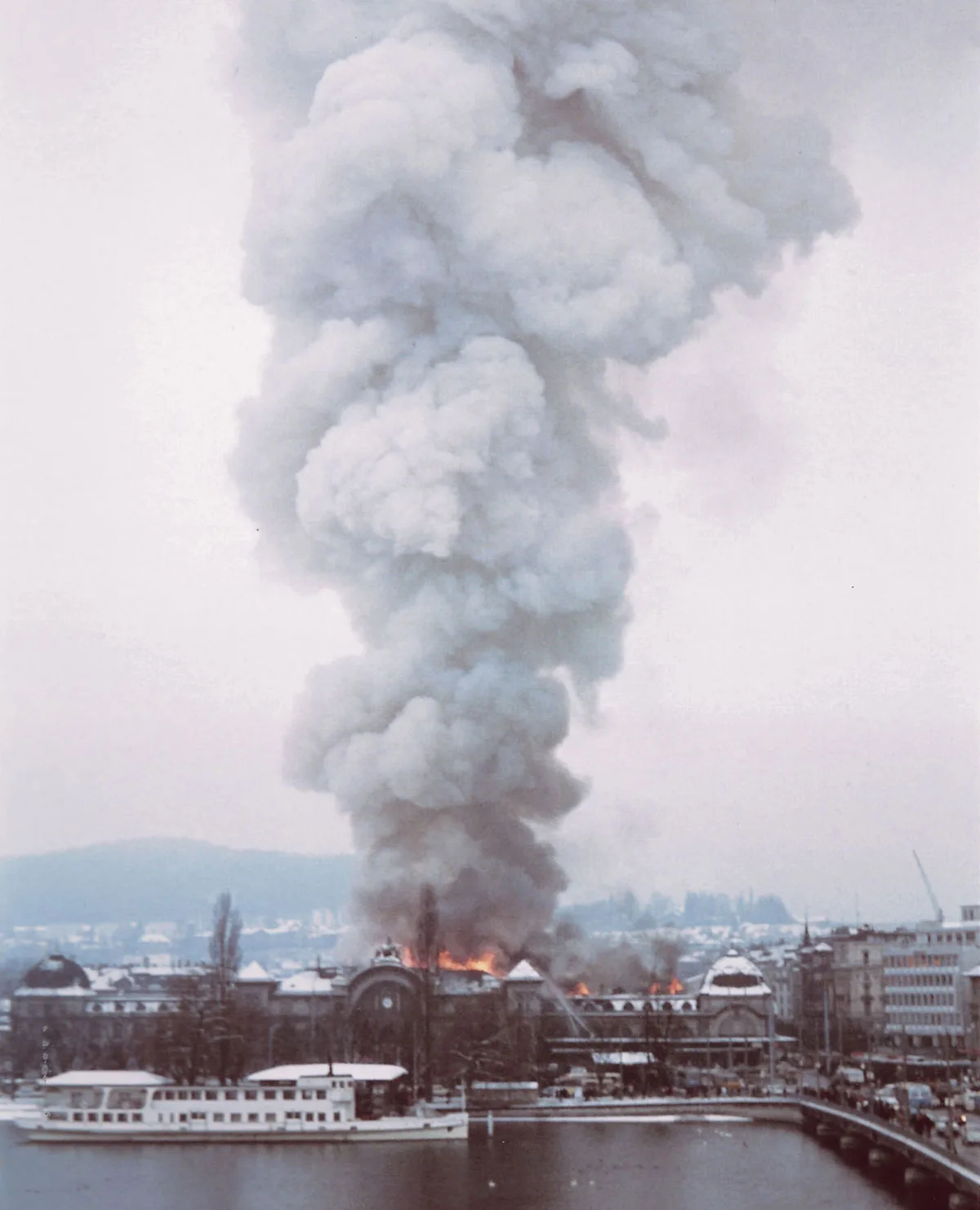 La gigantesque colonne de fumée se voyait de loin, comme le montre ce cliché pris du Schweizerhofquai.