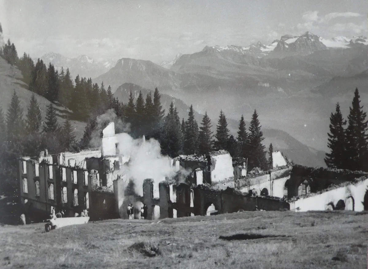 Nach dem Brand war vom Hotel Rigi-First nicht mehr viel übrig geblieben.