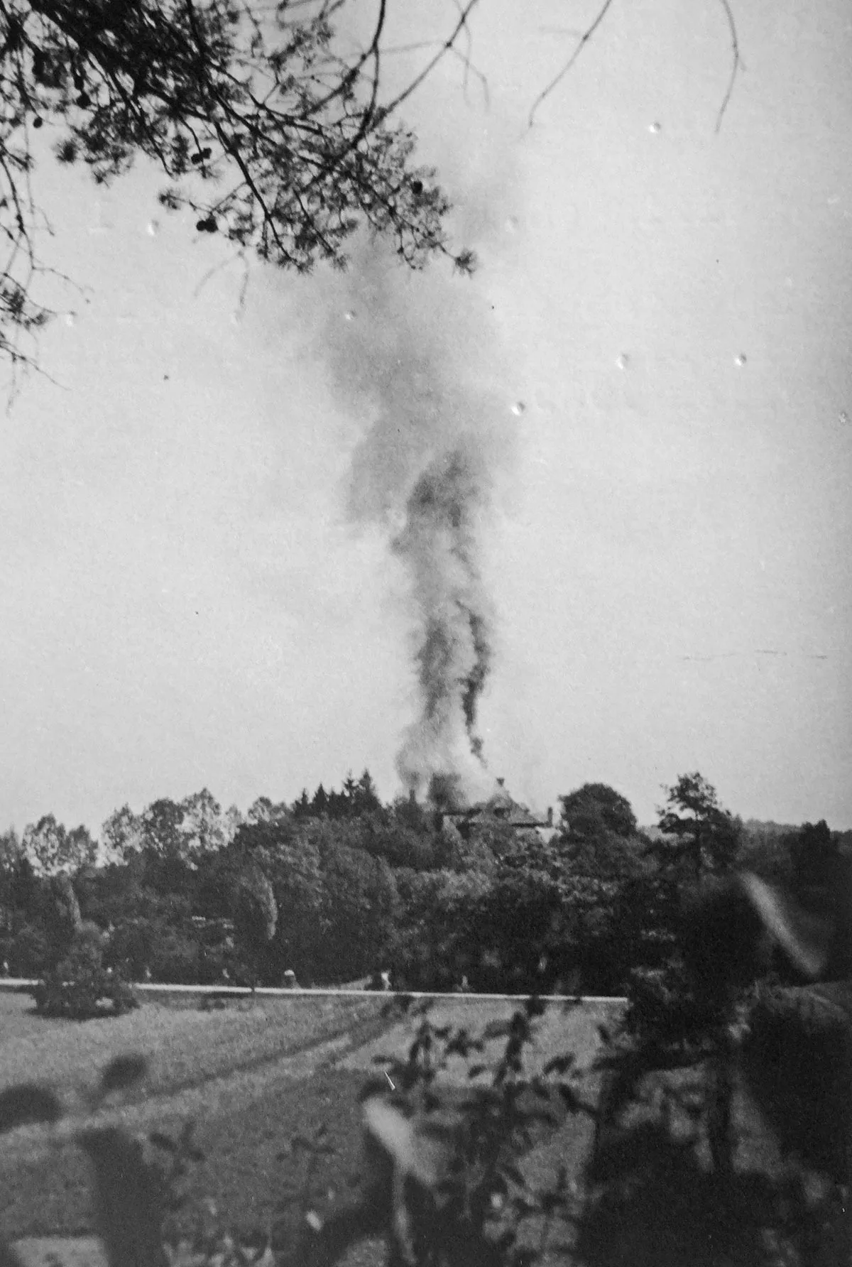 Blick auf das Schloss, kurz nach dem Absturz des amerikanischen Bombers, Juli 1944.