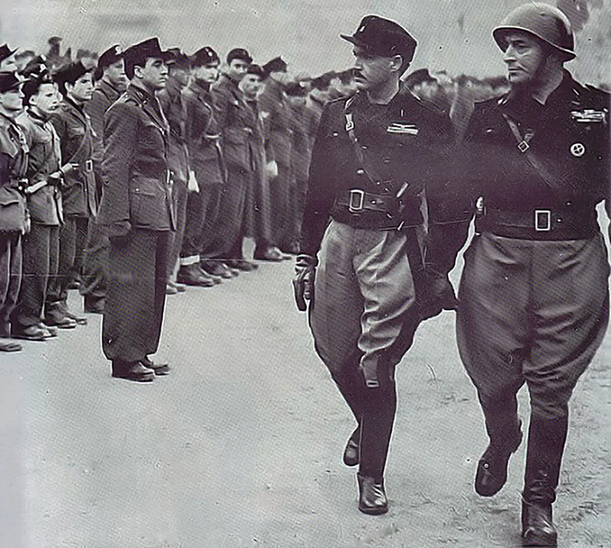 Alessandro Pavolini (Mitte), Gründer der Schwarzen Brigaden, bei einer Inspektion 1944 in Mailand.