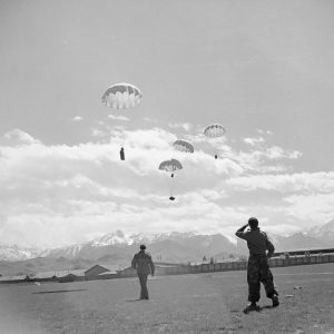 Zwei Partisanen aus der Region Cuneo-Alba warten bereits auf das britische Material, Frühling 1945.