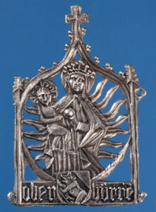 Pilgerzeichen aus Bleiguss mit stehender Maria im Strahlenkranz und Jesuskind sowie dem Schriftzug «ober-bürre», das an den Hut oder die Pelerine genäht wurde. Um 1485.