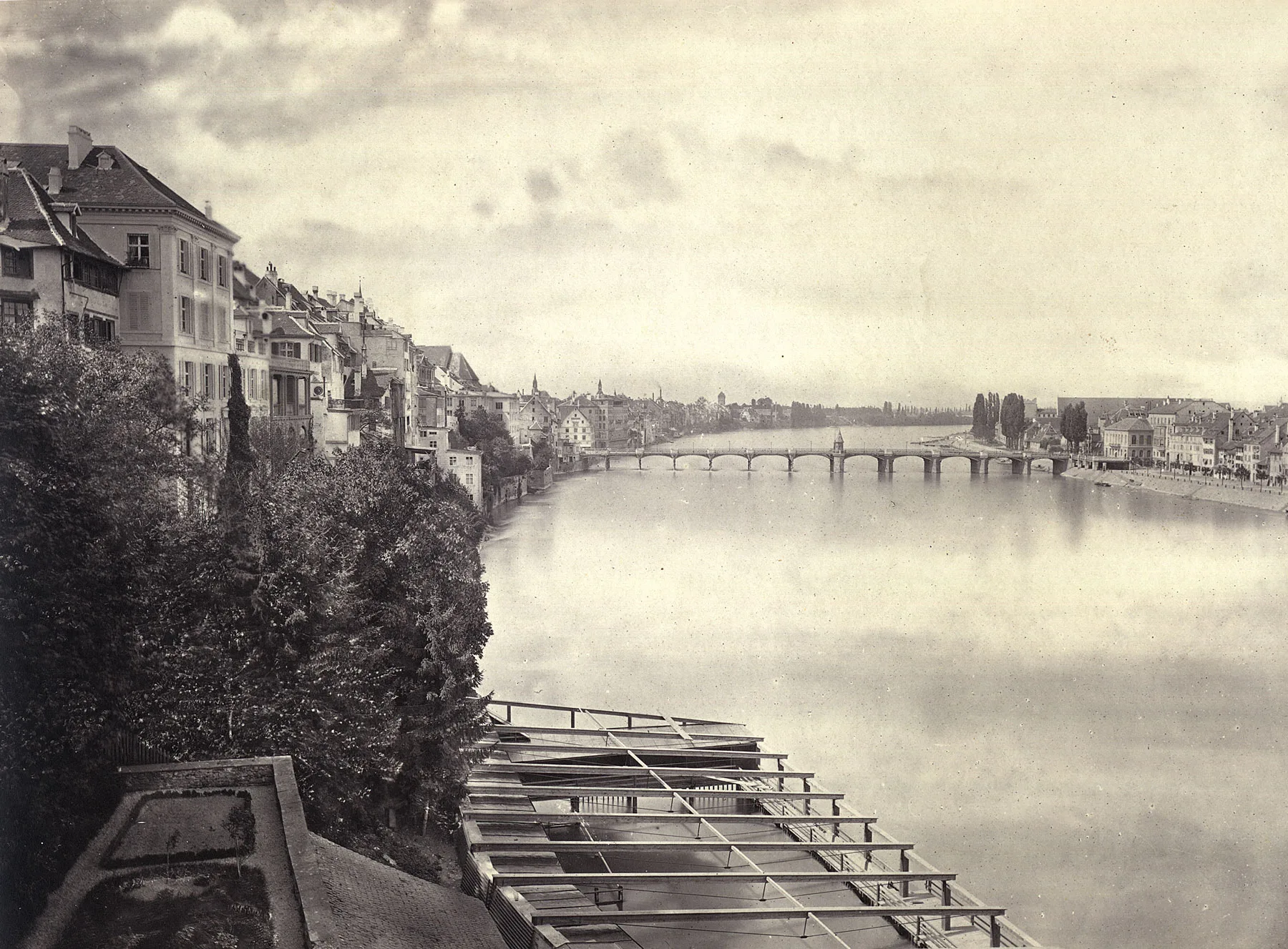 Der Rhein in Basel, von der Münsterplattform aus gesehen. Fotografie um 1862.