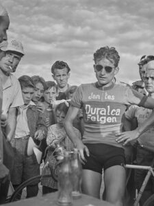 André Brulé après avoir franchi la ligne d'arrivée à la fin de l'étape de 350 kilomètres, le 2 août 1949.