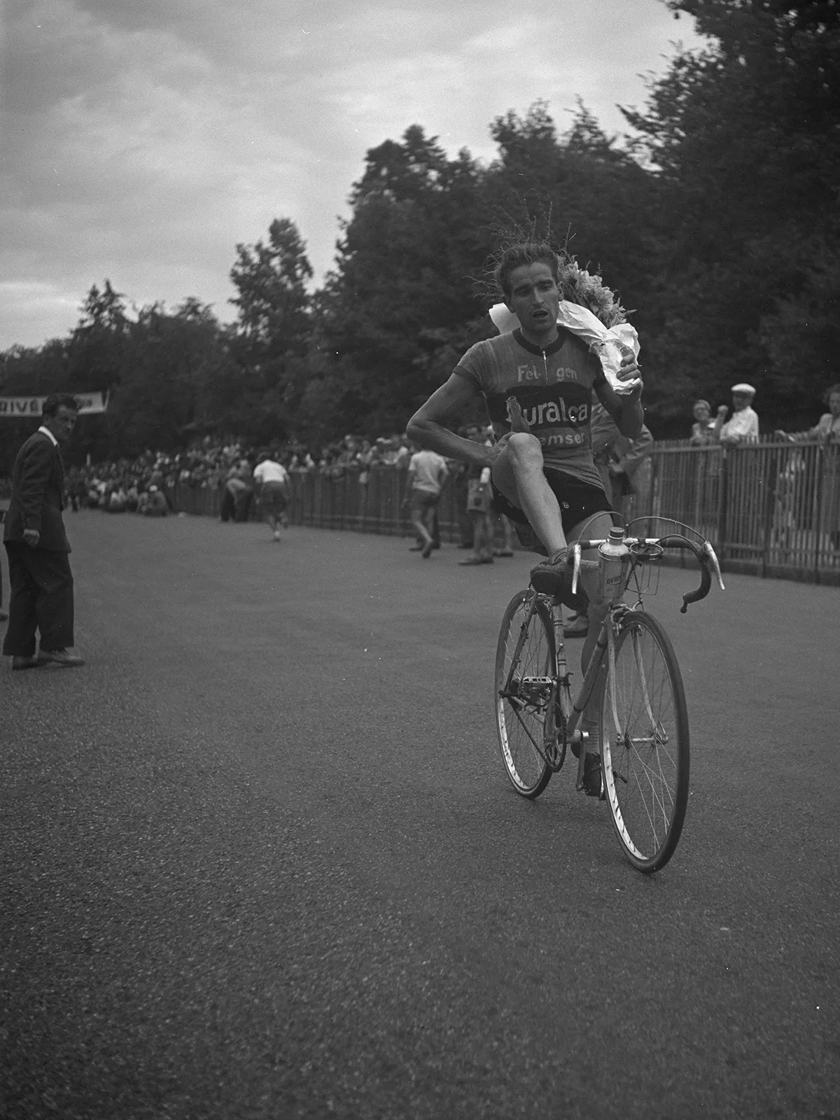 André Brule nach der Zieleinfahrt am Ende der 350 Kilometer langen Etappe am 2. August 1949.