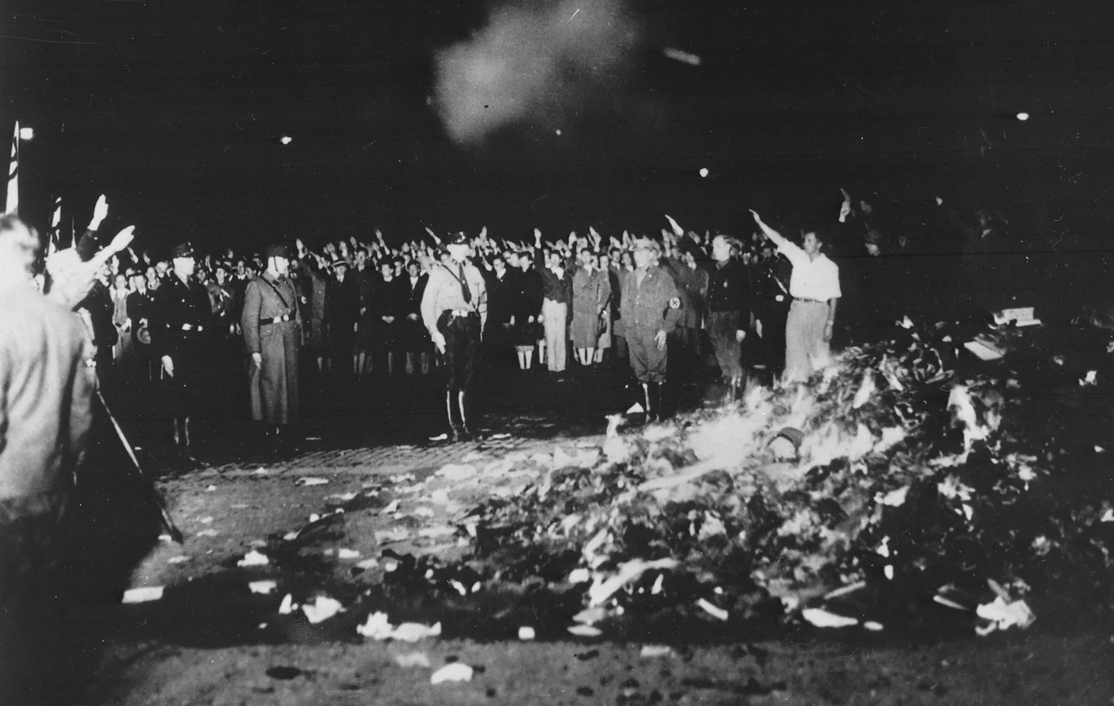 Bücherverbrennung auf dem Opernplatz in Berlin am 10. Mai 1933.