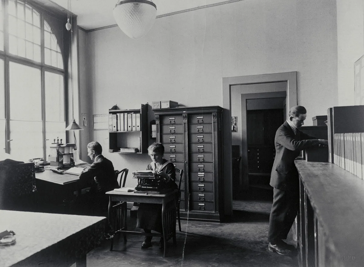 Frau in einem Büro in Basel, 1920.