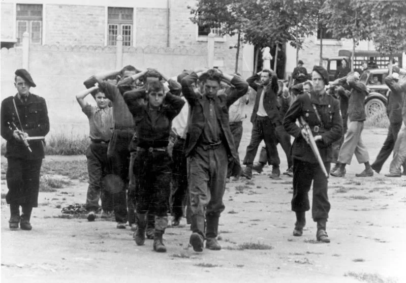 Gefangennahme von Mitgliedern der Résistance durch französische Milizen im Juli 1944.