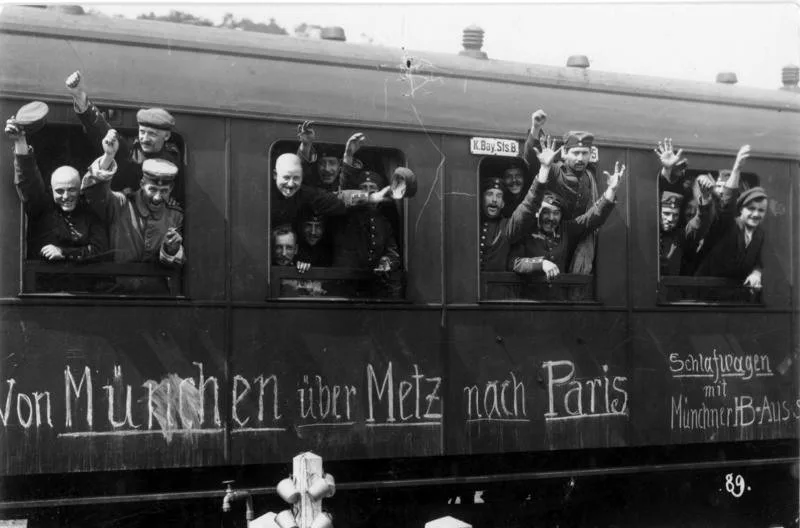 Deutsche Soldaten bei der Abreise an die Front, August 1914.