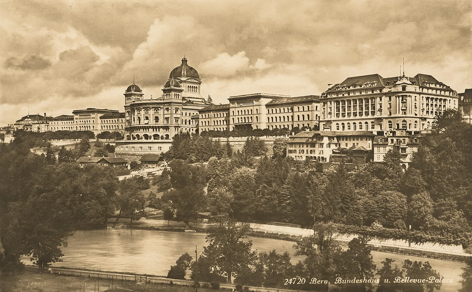 Das Hotel Bellvue Palace (rechts) liegt direkt neben dem Bundeshaus. Postkarte um 1935.