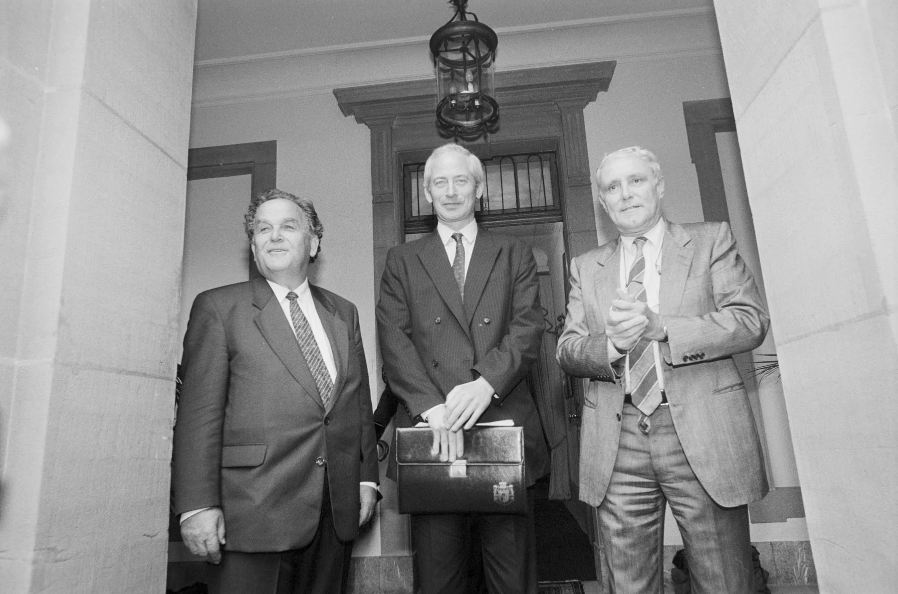 Die Bundesräte Otto Stich (links) und Flavio Cotti (rechts) empfangen am 22. Juni 1993 den liechtensteinischen Landesfürsten Hans-Adam II (Mitte) auf dem Landgut Lohn in Kehrsatz (BE), um die hauptsächlichen Probleme der unterschiedlichen EWR-Voten zu besprechen.