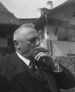 Fotografie von Bundesrat Rudolf Minger mit Zigarre, 1942.