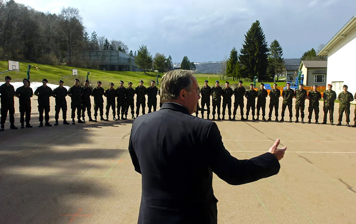 Unter Bundesrat Samuel Schmid wird die Spitzensport-RS Realität. Besuch der Spitzensport Rekrutenschule im April 2006 in Magglingen.