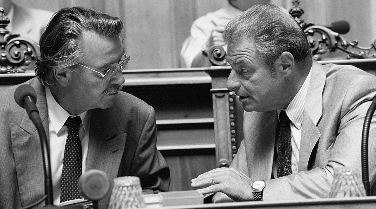 Die Bundesräte René Felber (links) und Jean-Pascal Delamuraz während der EWR-Sondersession im Nationalrat, August 1992.