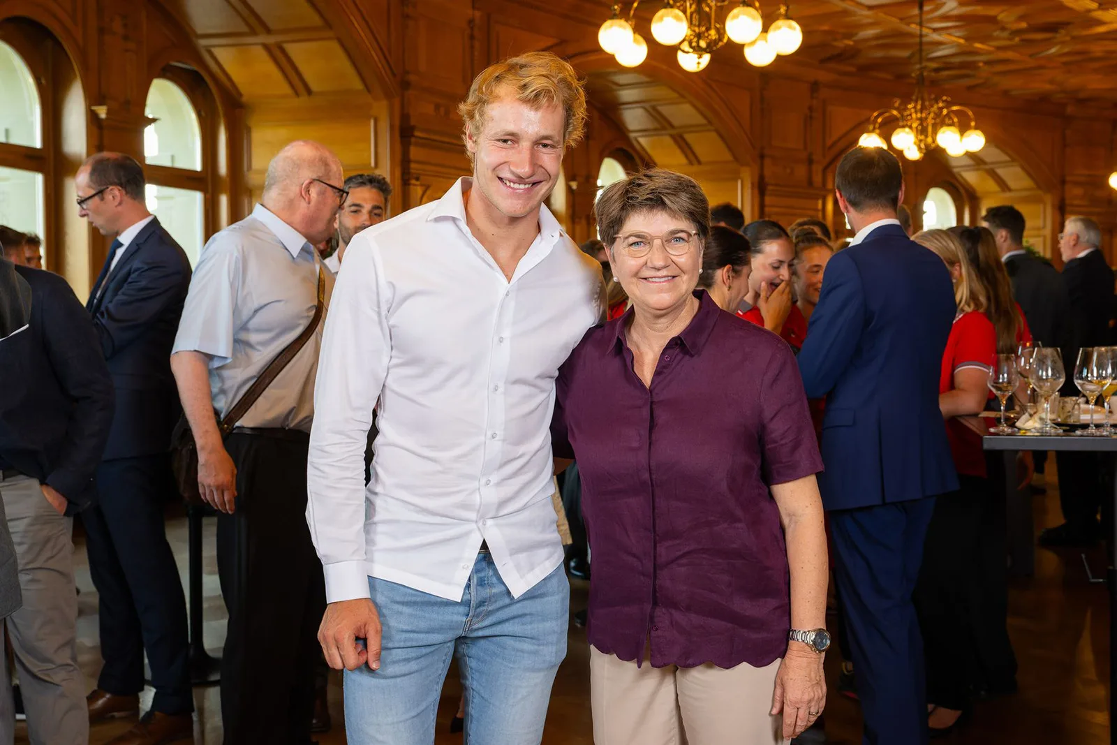 Bundesrätin Viola Amherd mit Skirennfahrer Marco Odermatt anlässlich eines Empfangs im Bundeshaus 2023.