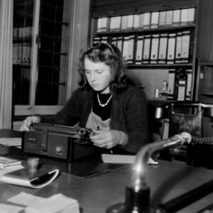 Ursula Wehrli im Büro 1947.